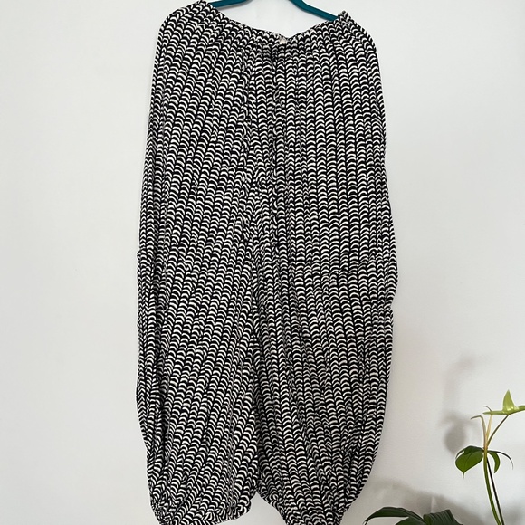 Anthropologie Maeve Silky Harem Parachute Pants Black White Moon Print - Picture 4 of 6